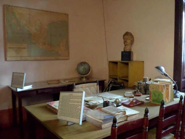 Escritório onde foi assassinado - até os livros estão na posição que ele deixou