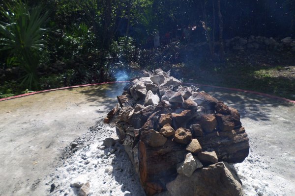 Pedras sendo aquecidas em fogueira para o ritual